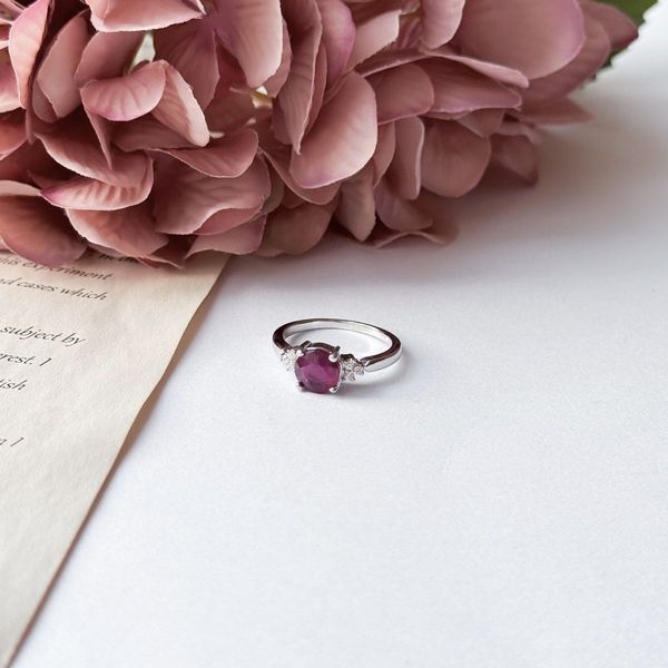 Срібна каблучка з натуральним рубіном 1.863ct, вага виробу 3,23 гр (1634517) 17 розмір 1634517 фото Срібна каблучка з натуральним рубіном 1.863ct, вага виробу 3,23 гр (1634517) 17 розмір 1634517 фото