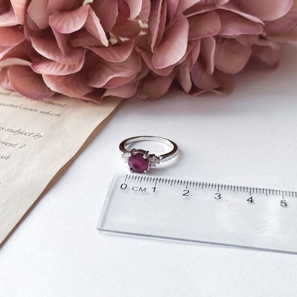 Срібна каблучка з натуральним рубіном 1.863ct, вага виробу 3,23 гр (1634517) 17 розмір 1634517 фото Срібна каблучка з натуральним рубіном 1.863ct, вага виробу 3,23 гр (1634517) 17 розмір 1634517 фото