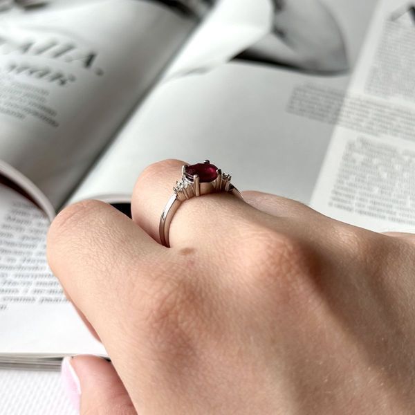 Срібна каблучка з натуральним рубіном 1.863ct, вага виробу 3,23 гр (1634517) 17 розмір 1634517 фото Срібна каблучка з натуральним рубіном 1.863ct, вага виробу 3,23 гр (1634517) 17 розмір 1634517 фото
