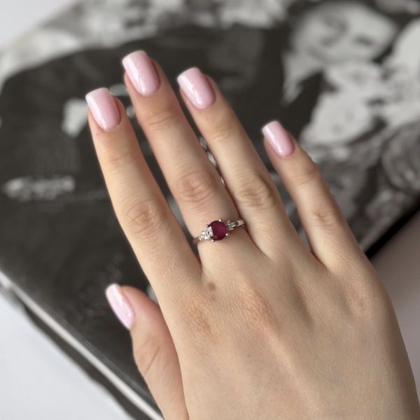 Срібна каблучка з натуральним рубіном 1.863ct, вага виробу 3,23 гр (1634517) 17 розмір 1634517 фото Срібна каблучка з натуральним рубіном 1.863ct, вага виробу 3,23 гр (1634517) 17 розмір 1634517 фото