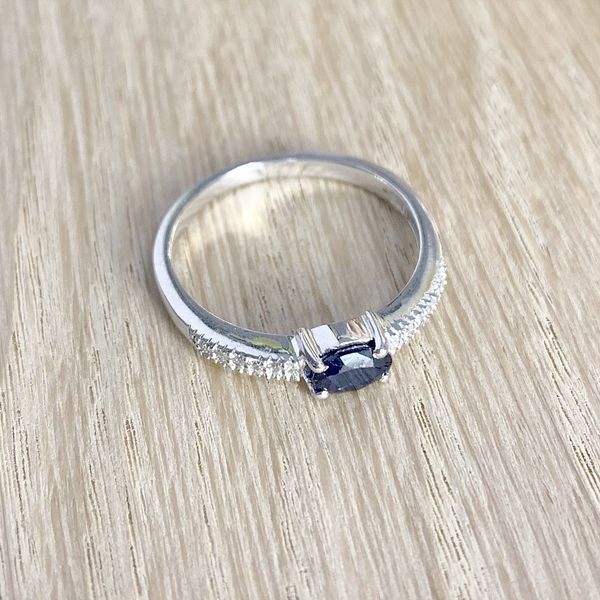 Срібна каблучка з натуральним сапфіром 0.823ct, вага виробу 2,19 гр (1762875) 18 розмір 1762875 фото Срібна каблучка з натуральним сапфіром 0.823ct, вага виробу 2,19 гр (1762875) 18 розмір 1762875 фото